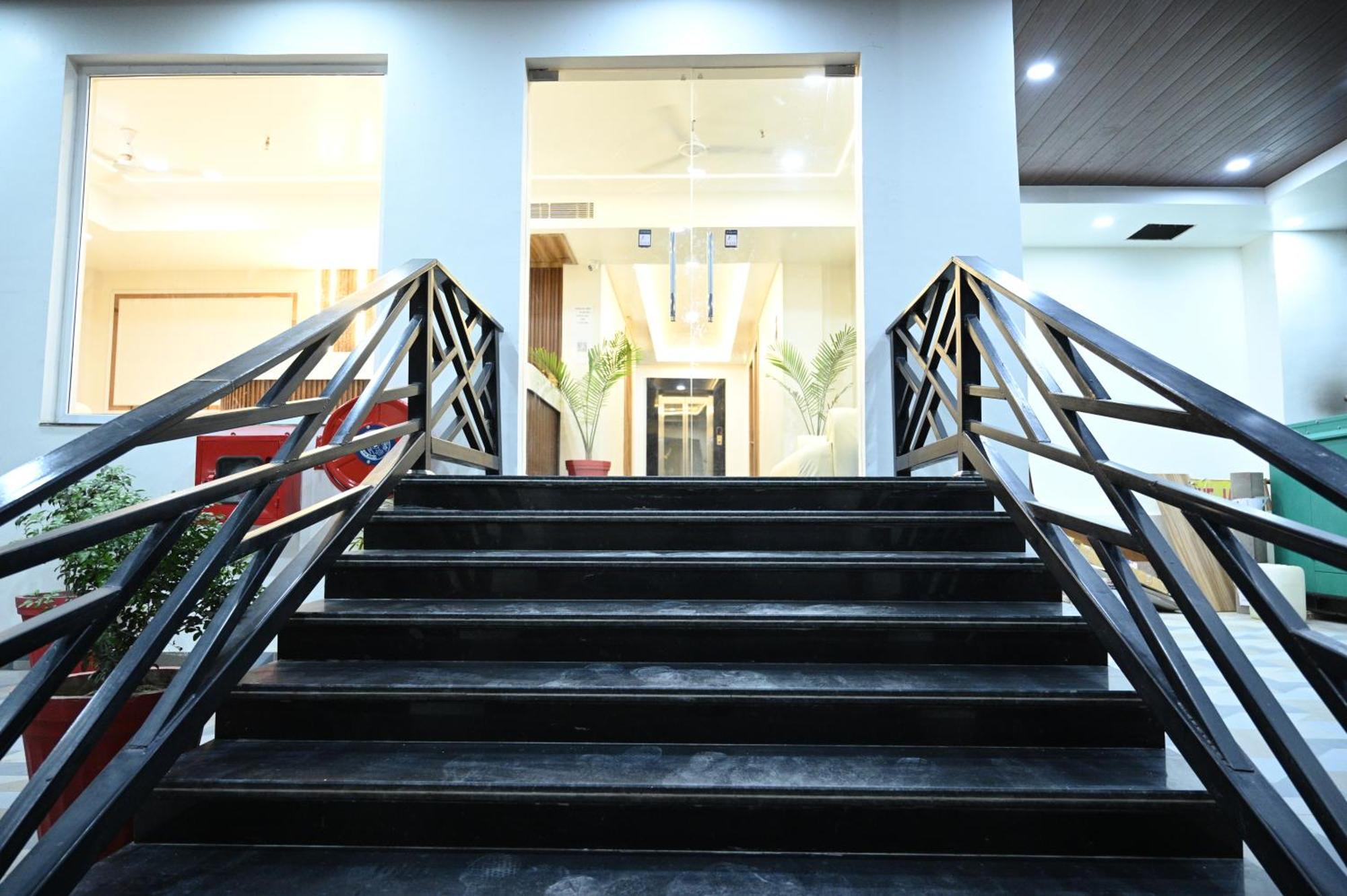 The Janki Hotel Ayodhya Εξωτερικό φωτογραφία