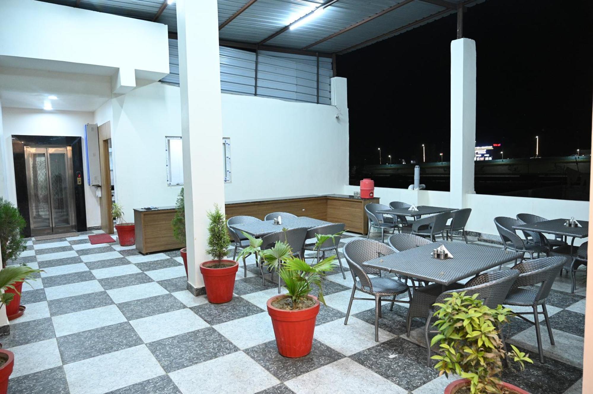 The Janki Hotel Ayodhya Εξωτερικό φωτογραφία